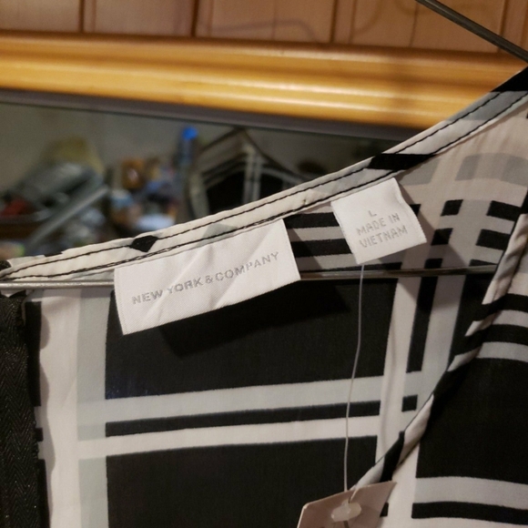 New New York & Co. Black and white zippered top sz Large - Picture 3 of 6